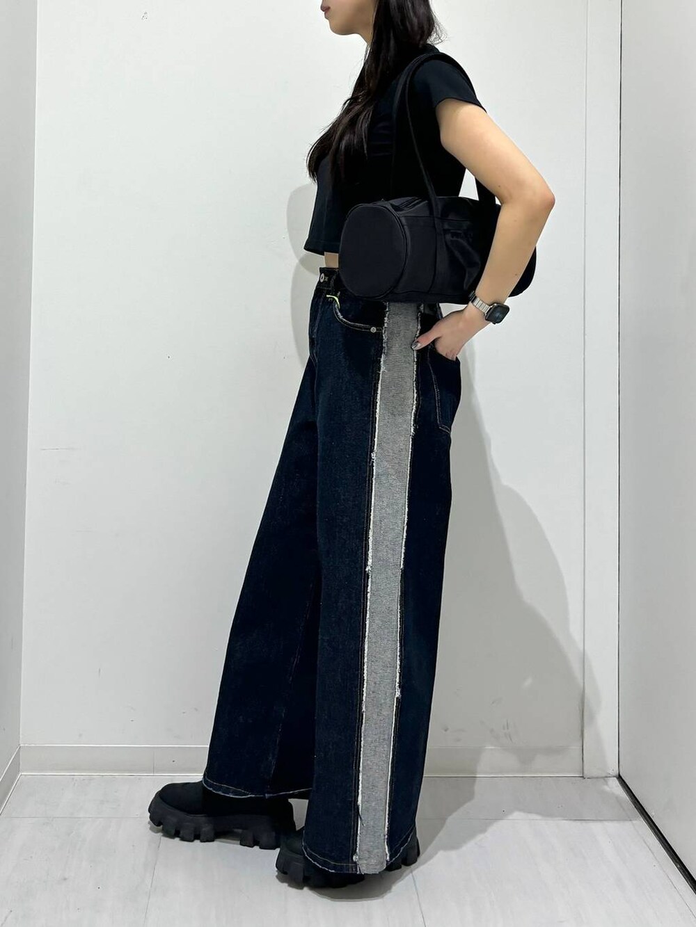 「高身長、体型カバー、着痩せ・細見え、モード、ストリート、カジュアル、PAGEBOY、PBLIM、骨格ウェーブ_PAGEBOY、エレガント_PAGEBOY、Anui、Tシャツ、キャップ、デニムパンツ、ワイドパンツ」｜「PBLIMのPBLIM/ナイロンボストンバック（ドラムバッグ、ブラック系）」を使った、ロビンさん（レディース・168cm）の春コーディネートの3枚目の写真
