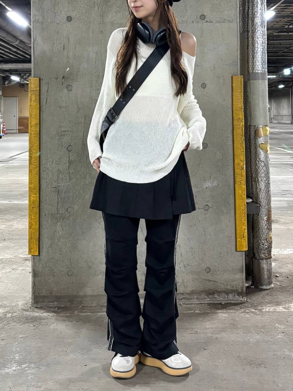 ホワイト系のキャミソール、ブラック系のショルダーバッグ、ブラック系のスカートを着用したレディースの春コーディネートの5枚目の写真