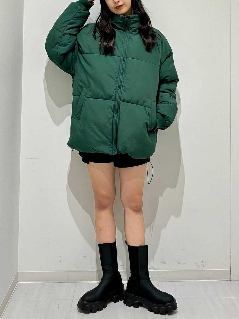 「カジュアル、高身長、体型カバー、着痩せ・細見え、秋コーデ、モード、ストリート、PAGEBOY、PAGEBOYLIM、骨格ウェーブ_PAGEBOY、エレガント_PAGEBOY、冬コーデ、アウター、ダウンジャケット、JEANASIS」｜「JEANASISのラグソールミドルブーツ/971032（ブーツ、ブラック系）」を使った、ロビンさん（レディース・168cm）の秋コーディネートの2枚目の写真