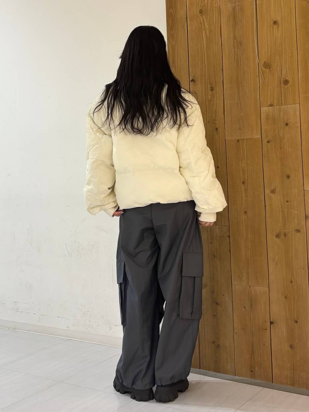 ホワイト系のブルゾン、グレー系のカーゴパンツを着用したレディースの冬コーディネートの4枚目の写真