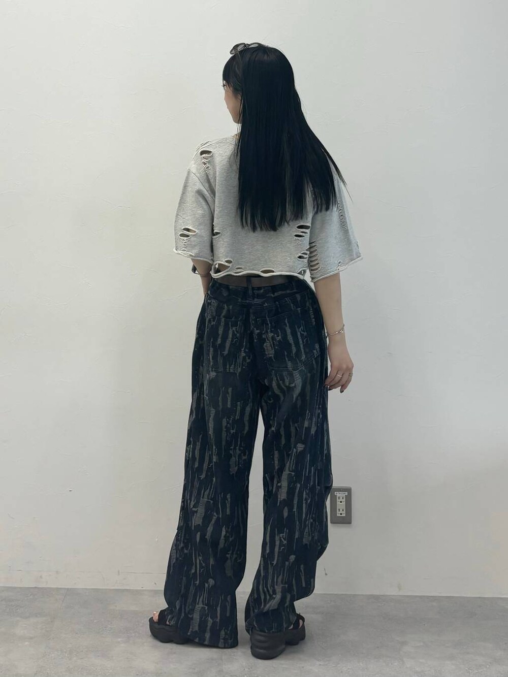 ブルー系のデニムパンツ、グレー系のTシャツ/カットソー、ブラウン系のベルトを着用したレディースの夏コーディネートの4枚目の写真