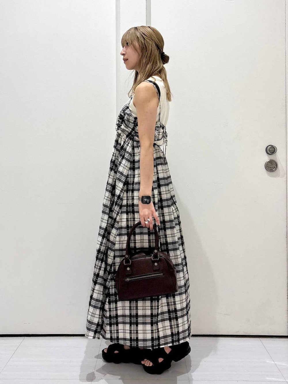 ホワイト系のタンクトップ、ブラウン系のショルダーバッグ、ホワイト系のワンピースを着用したレディースの夏コーディネートの4枚目の写真