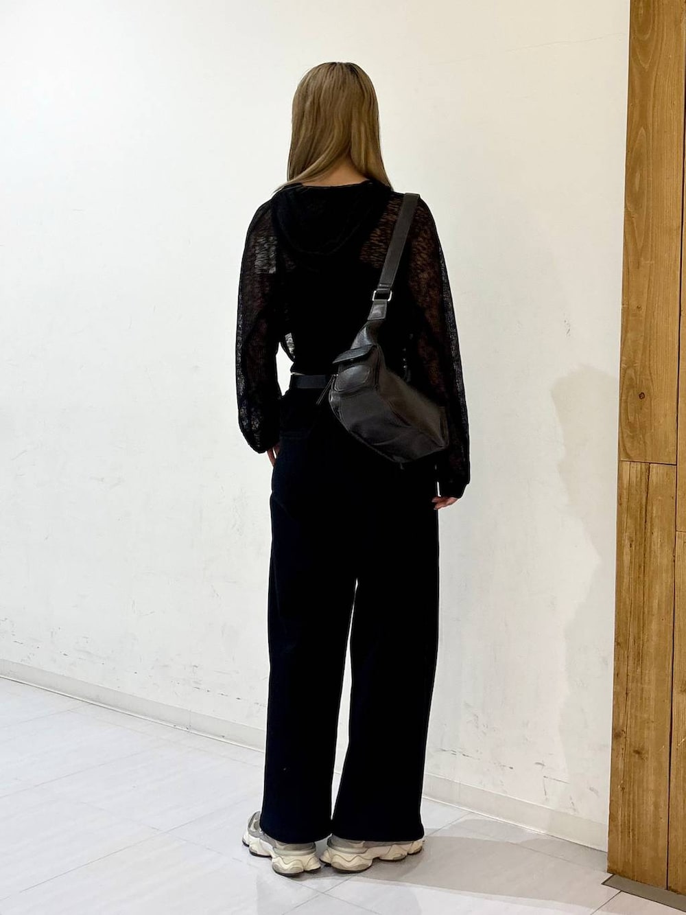 ブラック系のキャミソール、ブラック系のスウェットパンツ、ブラック系のショルダーバッグを着用したレディースの夏コーディネートの4枚目の写真