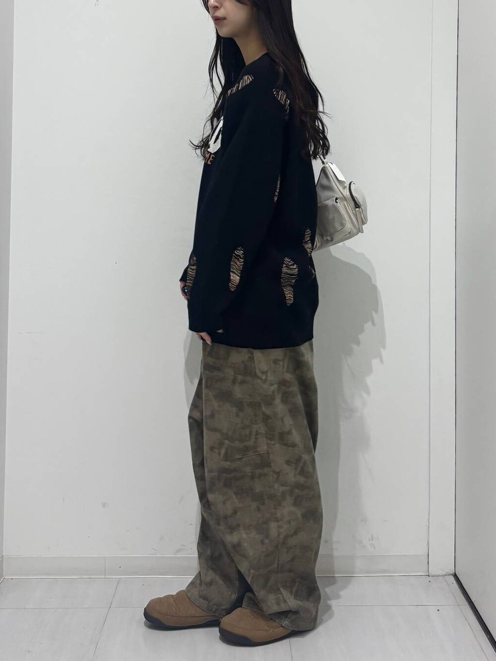 その他のデニムパンツ、ブラック系のニット/セーターを着用したレディースの冬コーディネートの3枚目の写真