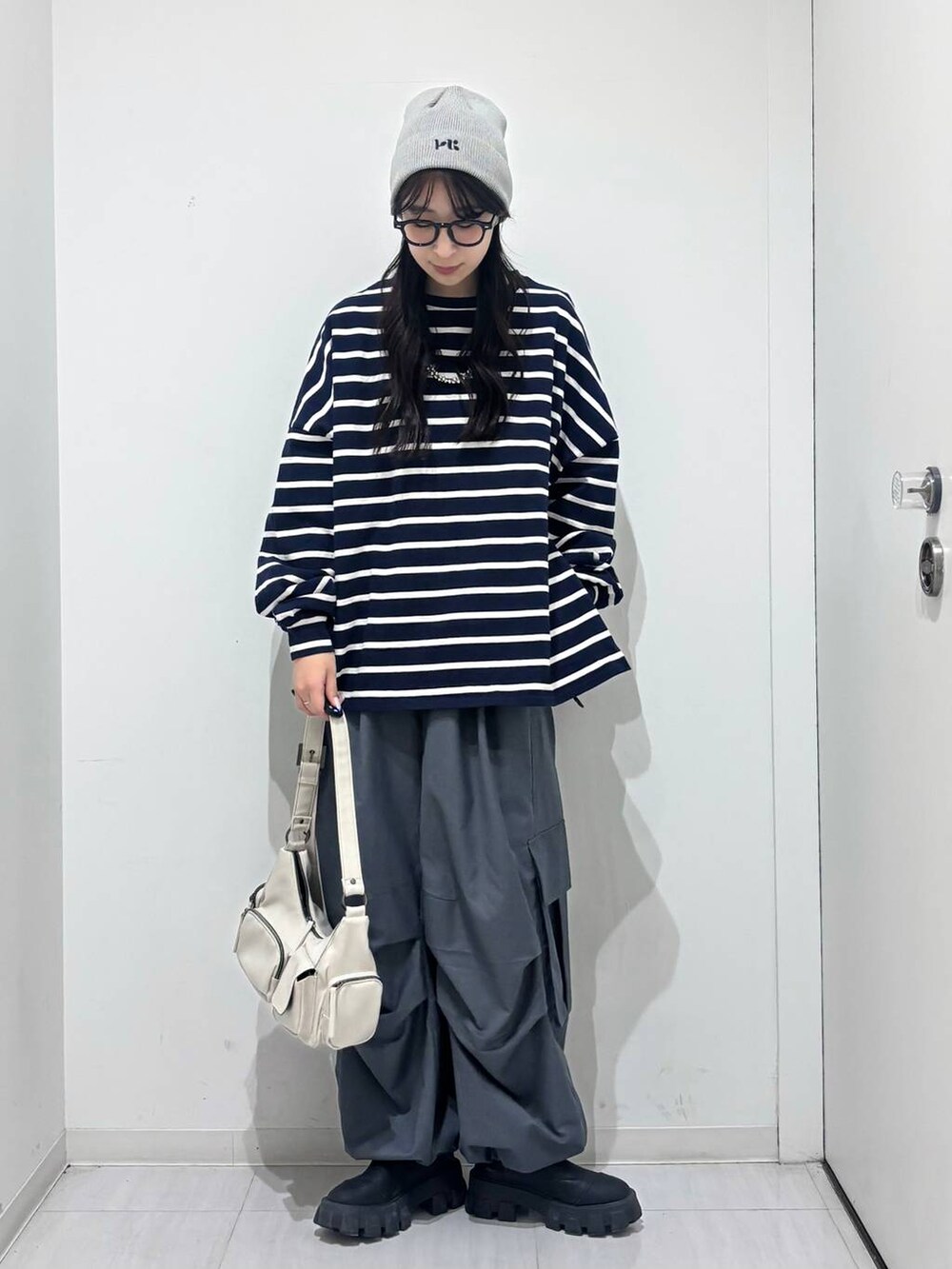 ブルー系のTシャツ/カットソー、グレー系のカーゴパンツ、グレー系のニットキャップ/ビーニーを着用したレディースの冬コーディネートの5枚目の写真