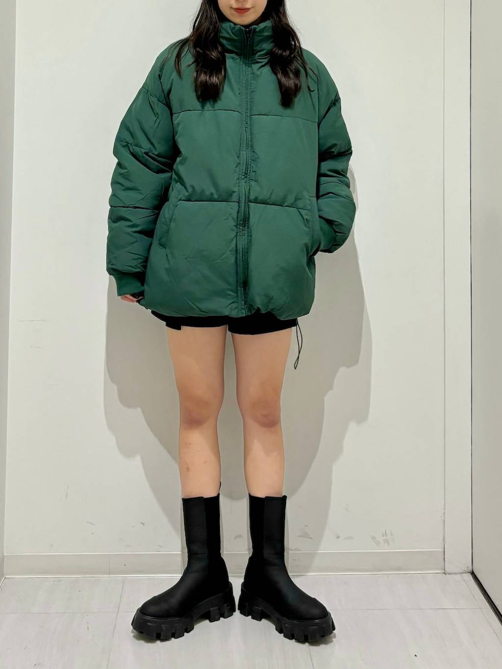 「カジュアル、高身長、体型カバー、着痩せ・細見え、秋コーデ、モード、ストリート、PAGEBOY、PAGEBOYLIM、骨格ウェーブ_PAGEBOY、エレガント_PAGEBOY、冬コーデ、アウター、ダウンジャケット、JEANASIS」｜「JEANASISのラグソールミドルブーツ/971032（ブーツ、ブラック系）」を使った、ロビンさん（レディース・168cm）の秋コーディネートの3枚目の写真