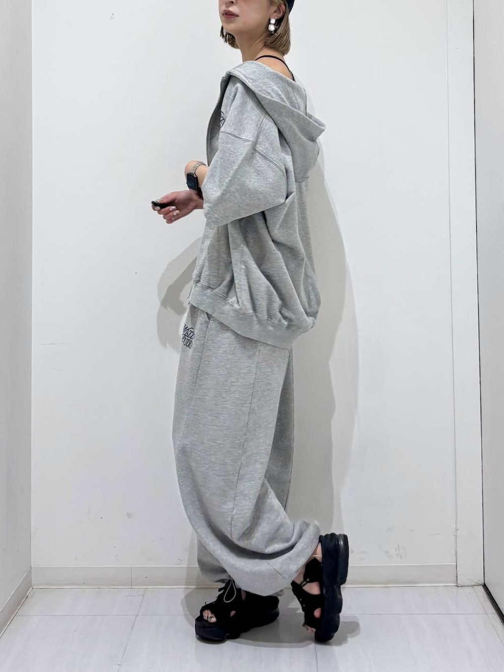 「高身長、体型カバー、着痩せ・細見え、春コーデ、モード、ストリート、カジュアル、PAGEBOY、PBLIM、骨格ウェーブ_PAGEBOY、エレガント_PAGEBOY、スウェット、スウェットパンツ、ユニセックス」｜「PAGEBOYの【NEWERA】9TWENTY（キャップ、ブルー系）」を使った、ロビンさん（レディース・169cm）の夏コーディネートの4枚目の写真