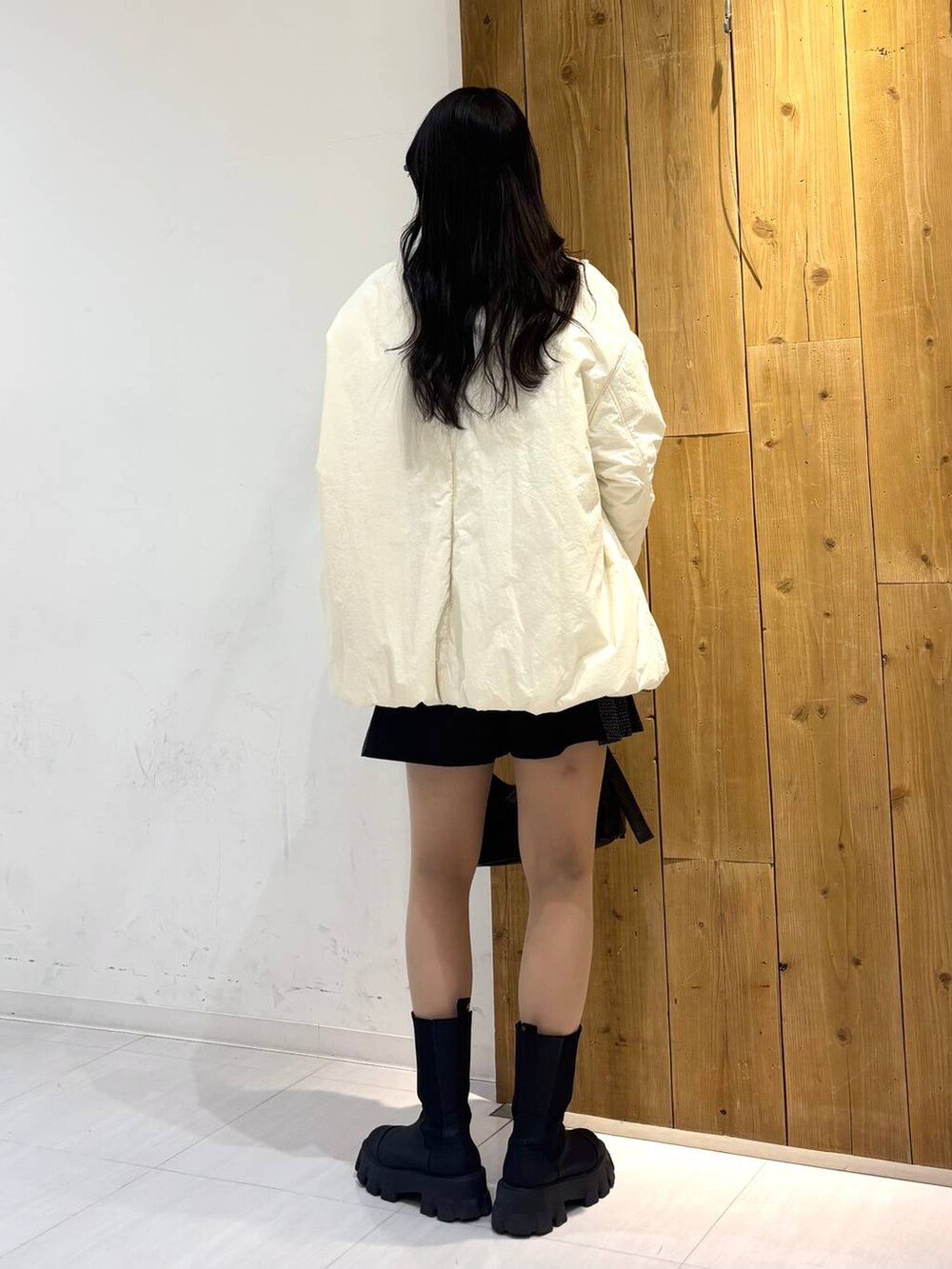 「ニット、MA-1、高身長、体型カバー、着痩せ・細見え、モード、ストリート、カジュアル、PAGEBOY、PBLIM、骨格ウェーブ_PAGEBOY、エレガント_PAGEBOY、アウター、冬コーデ、冬アウター」｜「PAGEBOYのアウトポケットBAG（ショルダーバッグ、ブラック系）」を使った、ロビンさん（レディース・169cm）の冬コーディネートの4枚目の写真