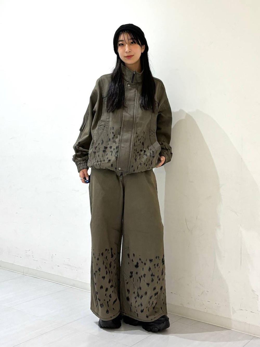 ブラック系のスニーカー、ブラック系のデニムジャケット、ブラック系のデニムパンツを着用したレディースの夏コーディネートの6枚目の写真