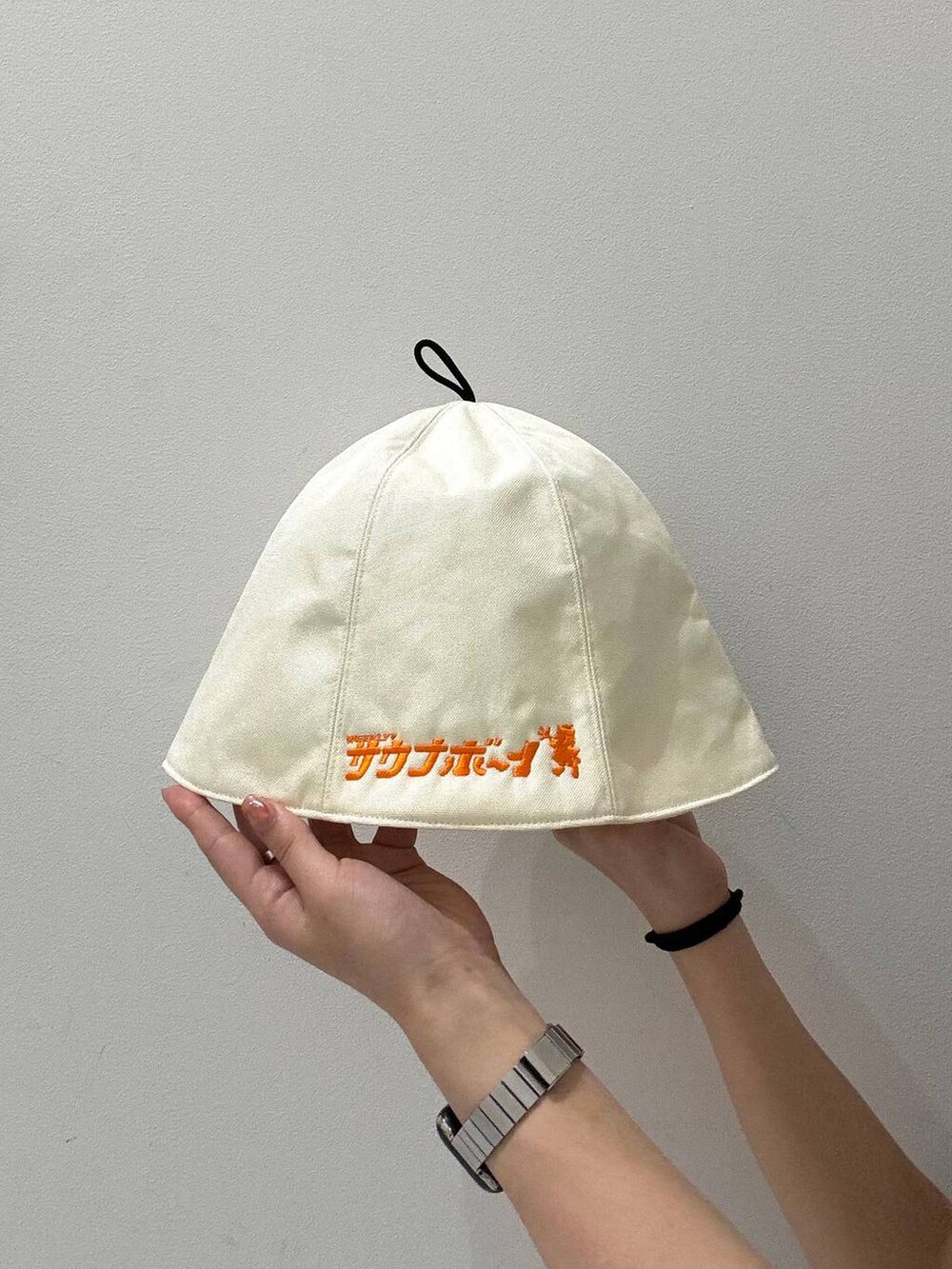 ホワイト系のハット、ブラック系のハットを着用したレディースの春コーディネートの4枚目の写真