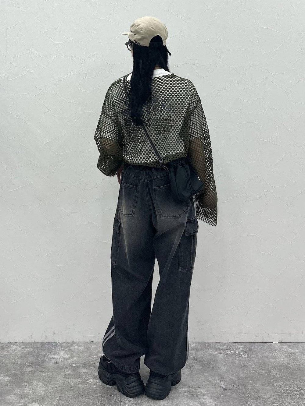 ブラック系のスニーカー、ブラック系のデニムパンツ、グリーン系のTシャツ/カットソーを着用したレディースの夏コーディネートの3枚目の写真