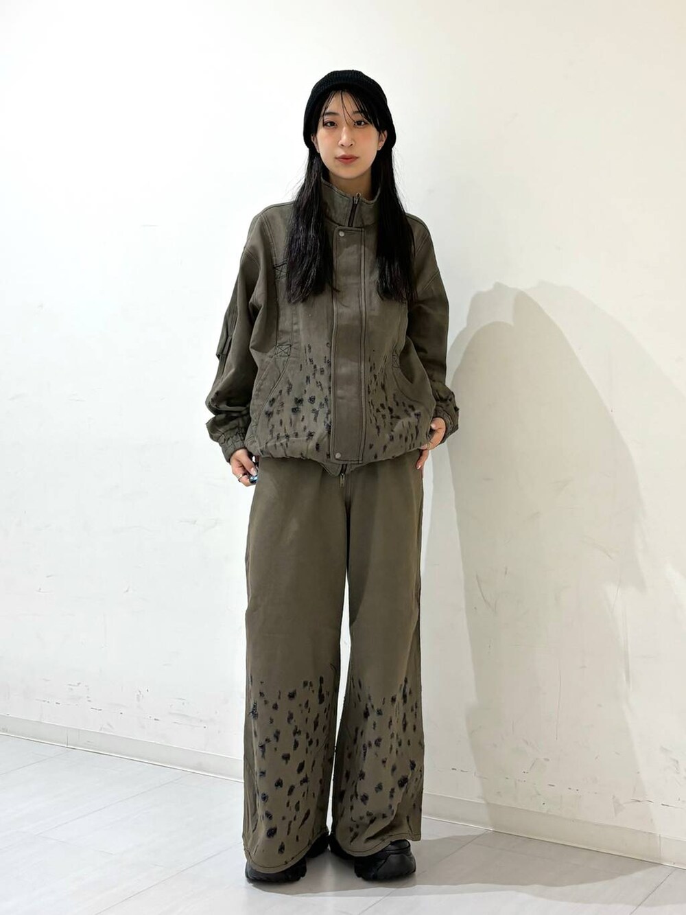 ブラック系のスニーカー、ブラック系のデニムジャケット、ブラック系のデニムパンツを着用したレディースの夏コーディネートの2枚目の写真