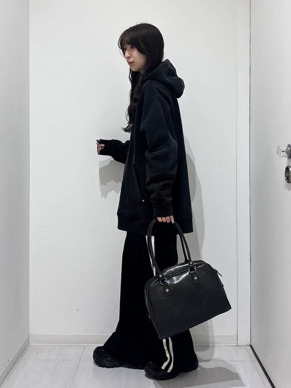 「高身長、体型カバー、着痩せ・細見え、春コーデ、モード、ストリート、カジュアル、PAGEBOY、PBLIM、骨格ウェーブ_PAGEBOY、エレガント_PAGEBOY、Anui、スウェット、ユニセックス、スニーカー」｜「PAGEBOYのプラットチャンキースニーカー（スニーカー、ブラック系）」を使った、ロビンさん（レディース・169cm）の冬コーディネートの2枚目の写真