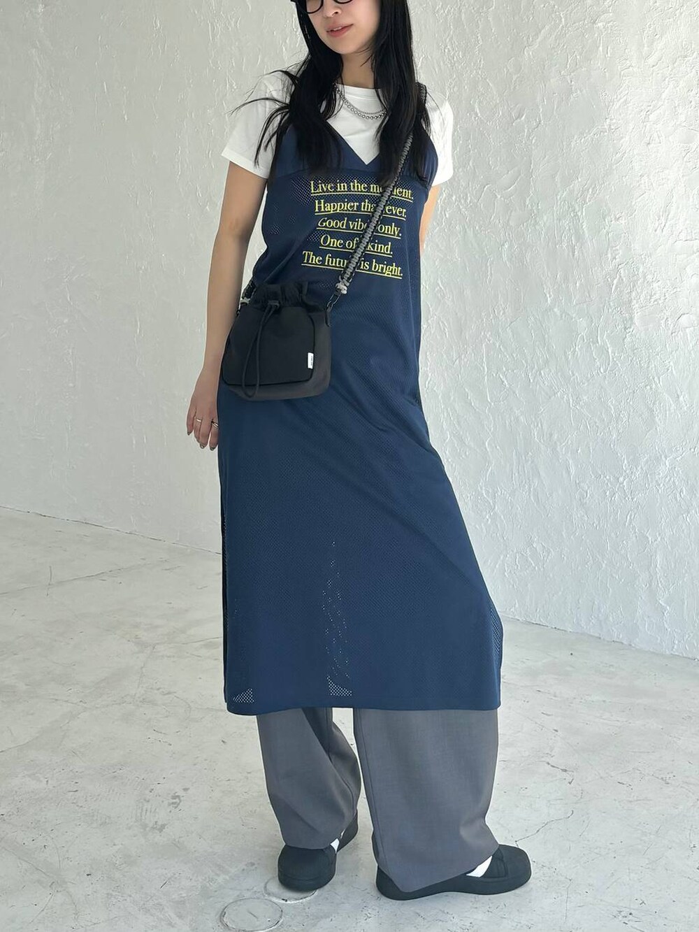 ブルー系のワンピース、ブラック系のショルダーバッグを着用したレディースの春コーディネートの4枚目の写真