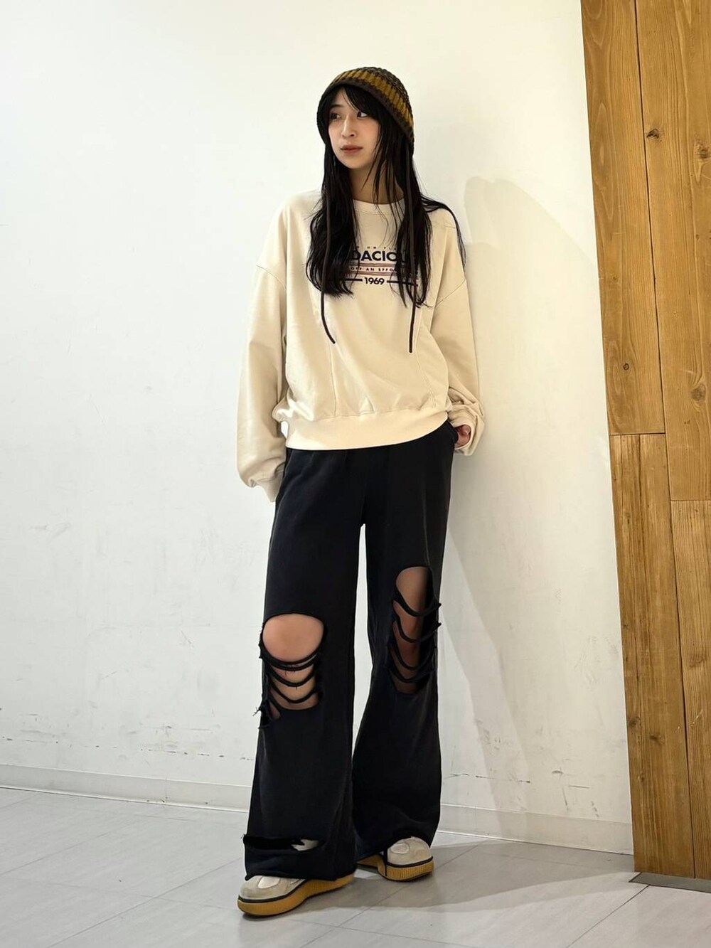 ブラック系のその他パンツ、ベージュ系のスウェットを着用したレディースの秋コーディネートの5枚目の写真