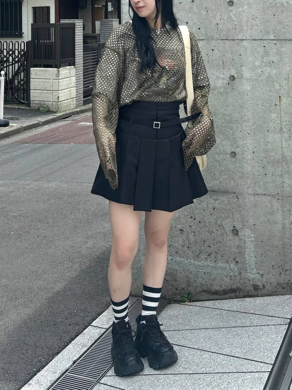 ブラック系のスニーカー、ブラック系のその他パンツ、グリーン系のTシャツ/カットソーを着用したレディースの夏コーディネートの2枚目の写真