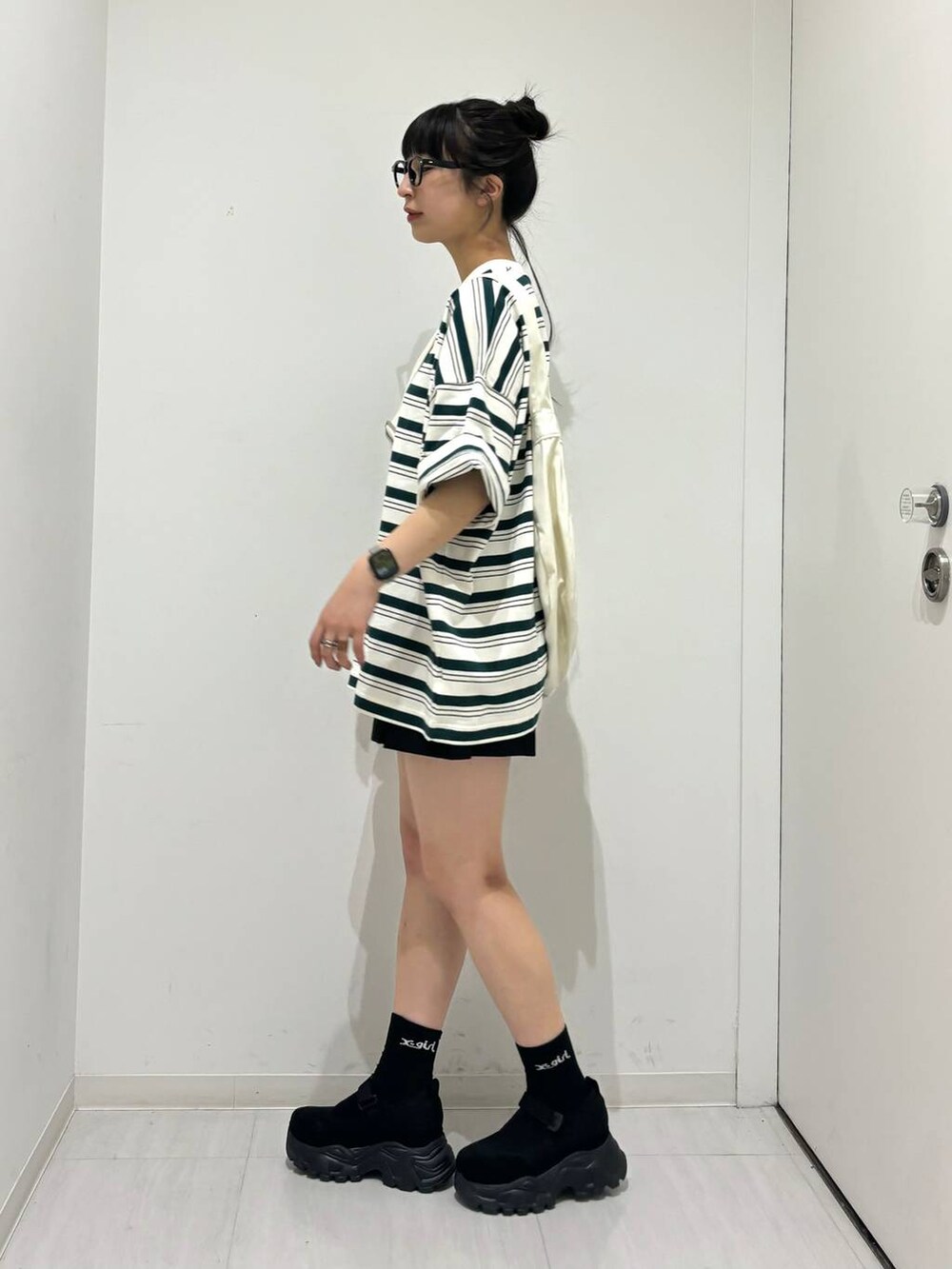 その他のTシャツ/カットソー、ホワイト系のショルダーバッグ、ブラック系のその他パンツを着用したレディースの春コーディネートの3枚目の写真