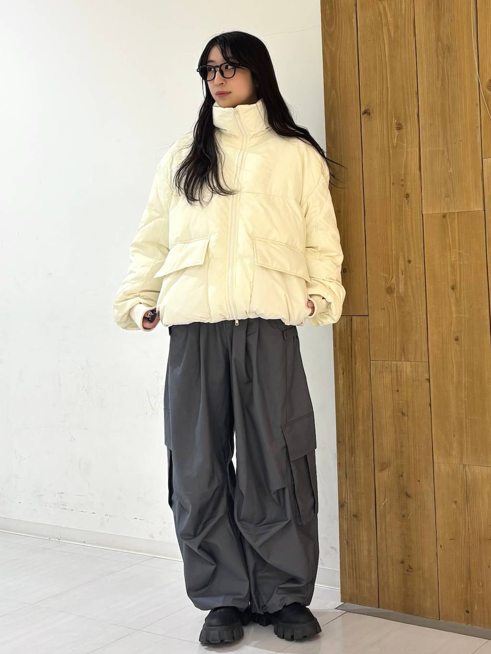 ホワイト系のブルゾン、グレー系のカーゴパンツを着用したレディースの冬コーディネートの2枚目の写真