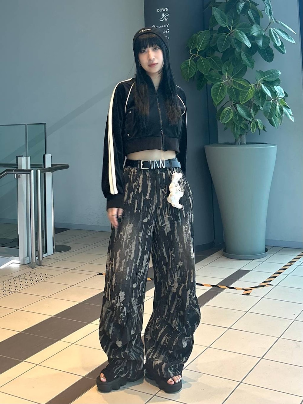 ブラック系のデニムパンツ、ブラック系のジャージ、ブラック系のニットキャップ/ビーニーを着用したレディースの秋コーディネートの2枚目の写真