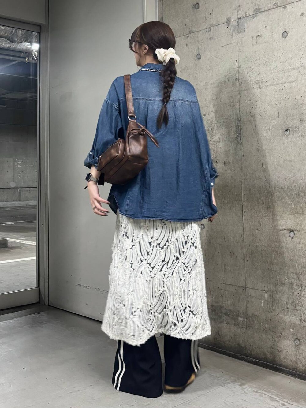 ブラウン系のショルダーバッグ、ホワイト系のワンピース、ブルー系のシャツ/ブラウスを着用したレディースの冬コーディネートの4枚目の写真