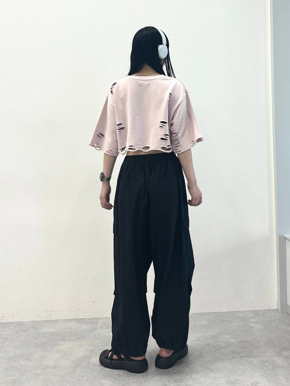 ブラック系のサンダル、ブラック系のその他パンツ、ピンク系のTシャツ/カットソーを着用したレディースの夏コーディネートの3枚目の写真