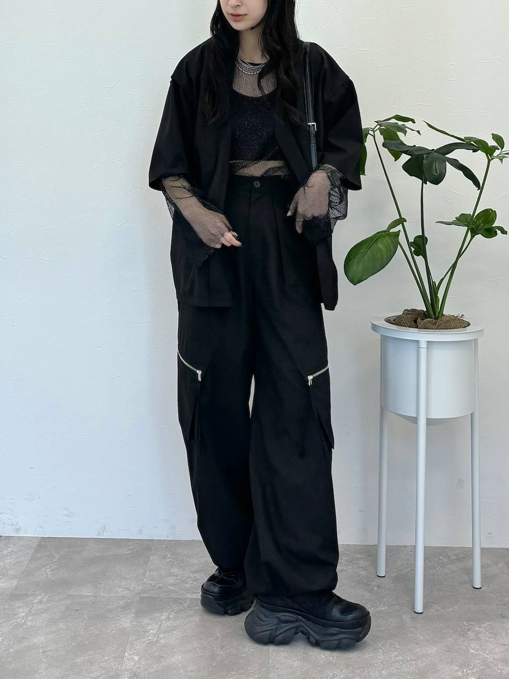 ブラック系のスニーカー、ブラック系のキャミソール、ブラック系のTシャツ/カットソーを着用したレディースの春コーディネートの5枚目の写真