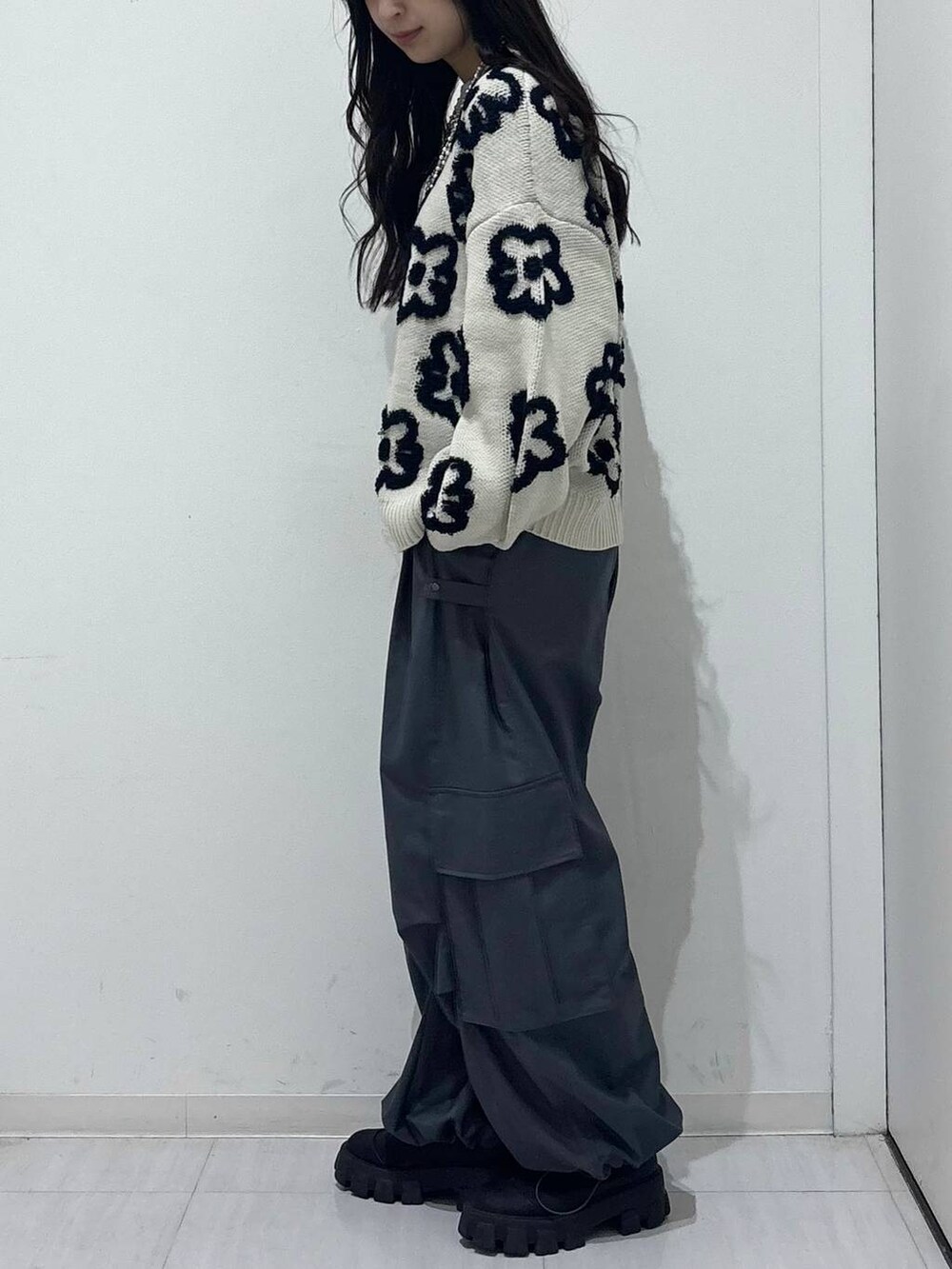 グレー系のカーゴパンツ、ベージュ系のニット/セーターを着用したレディースの冬コーディネートの4枚目の写真