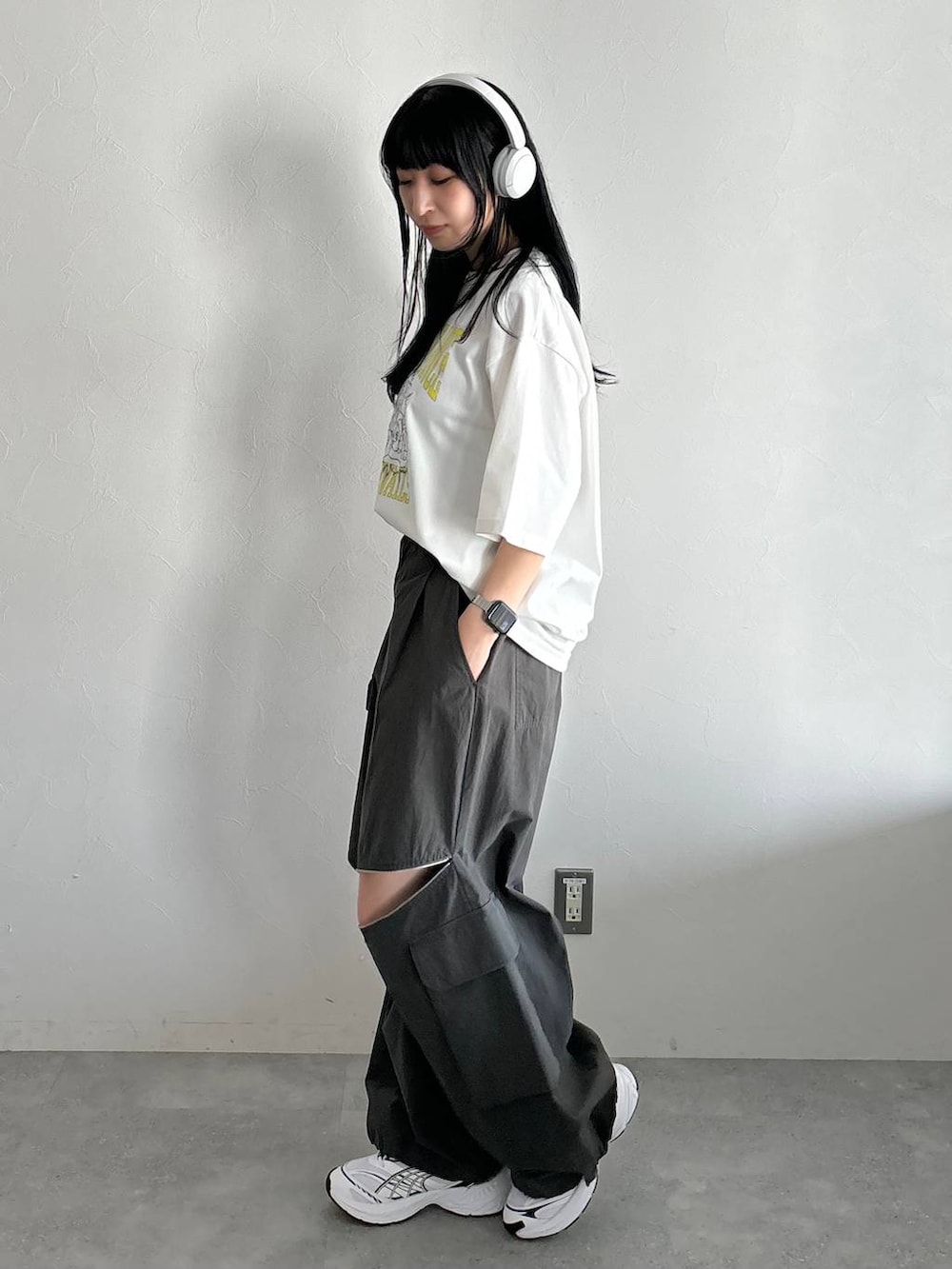 グレー系のカーゴパンツ、ホワイト系のTシャツ/カットソーを着用したレディースの春コーディネートの3枚目の写真