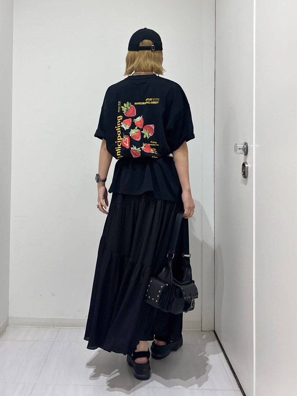 ブラック系のTシャツ/カットソー、ブラック系のスカート、ブラック系のショルダーバッグを着用したレディースの夏コーディネートの5枚目の写真