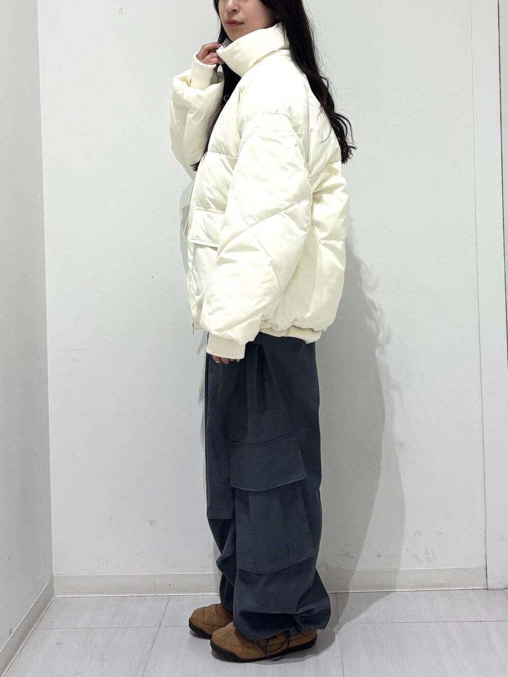 ホワイト系のブルゾン、グレー系のカーゴパンツを着用したレディースの冬コーディネートの3枚目の写真