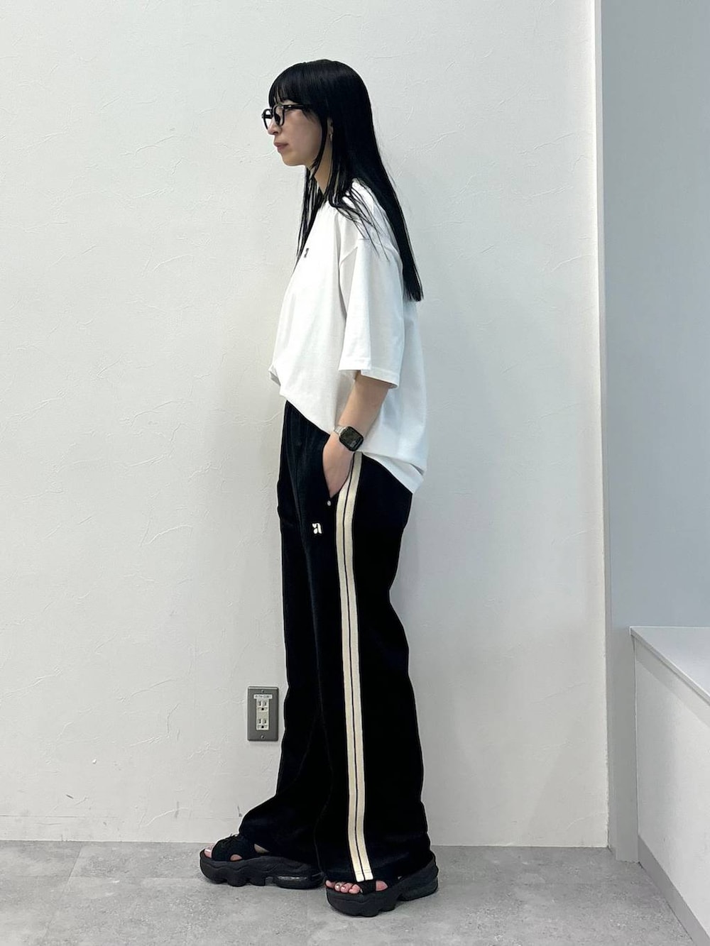 ホワイト系のTシャツ/カットソー、ブラック系のスウェットパンツを着用したレディースの秋コーディネートの2枚目の写真