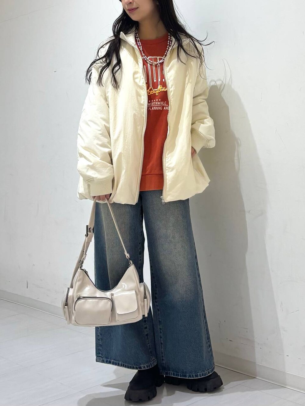 「高身長、体型カバー、着痩せ・細見え、モード、ストリート、カジュアル、PAGEBOY、骨格ウェーブ_PAGEBOY、エレガント_PAGEBOY、MA-1、秋コーデ、冬コーデ、冬アウター、デニムパンツ、スウェット」｜「PAGEBOYのアウトポケットBAG（ショルダーバッグ、ホワイト系）」を使った、ロビンさん（レディース・169cm）の冬コーディネートの4枚目の写真