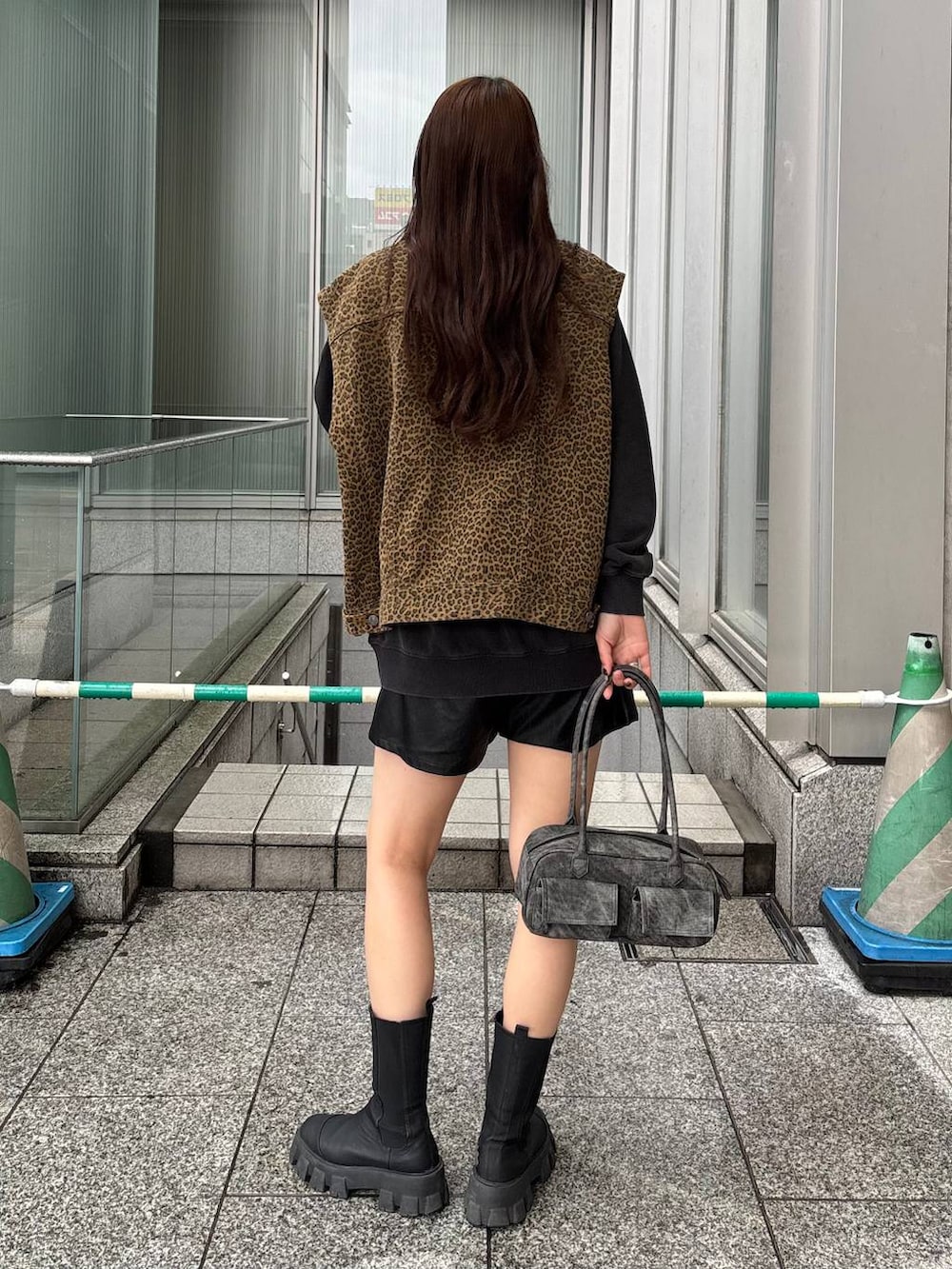 ブラック系のその他パンツ、ブラック系のボストンバッグ、その他のデニムジャケットを着用したレディースの春コーディネートの6枚目の写真