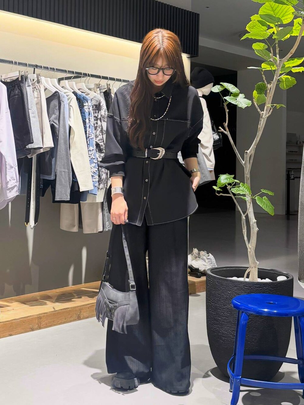 ブラック系のショルダーバッグ、ブラック系のスラックス、ブラック系のシャツ/ブラウスを着用したレディースの冬コーディネートの7枚目の写真