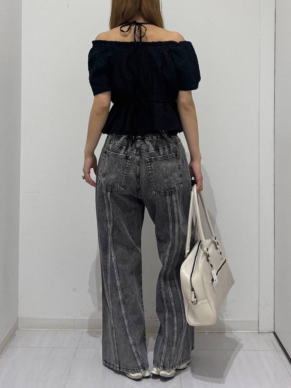 ホワイト系のボストンバッグ、ブラック系のデニムパンツ、ブラック系のシャツ/ブラウスを着用したレディースの春コーディネートの3枚目の写真