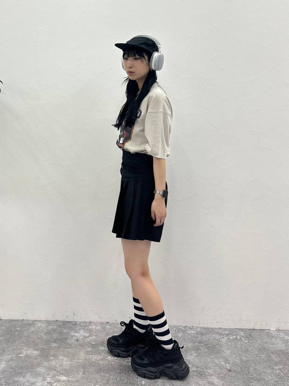 ブラック系のスニーカー、ブラック系のその他パンツ、ベージュ系のTシャツ/カットソーを着用したレディースの夏コーディネートの3枚目の写真