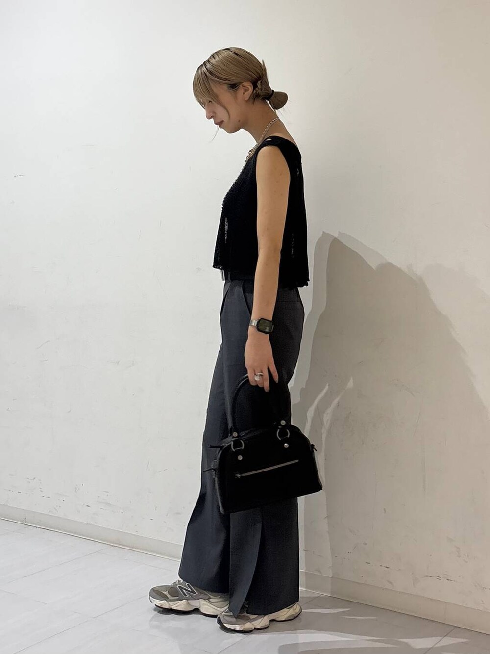 ブラック系のキャミソール、ブラック系のショルダーバッグ、ブラック系のベストを着用したレディースの夏コーディネートの3枚目の写真