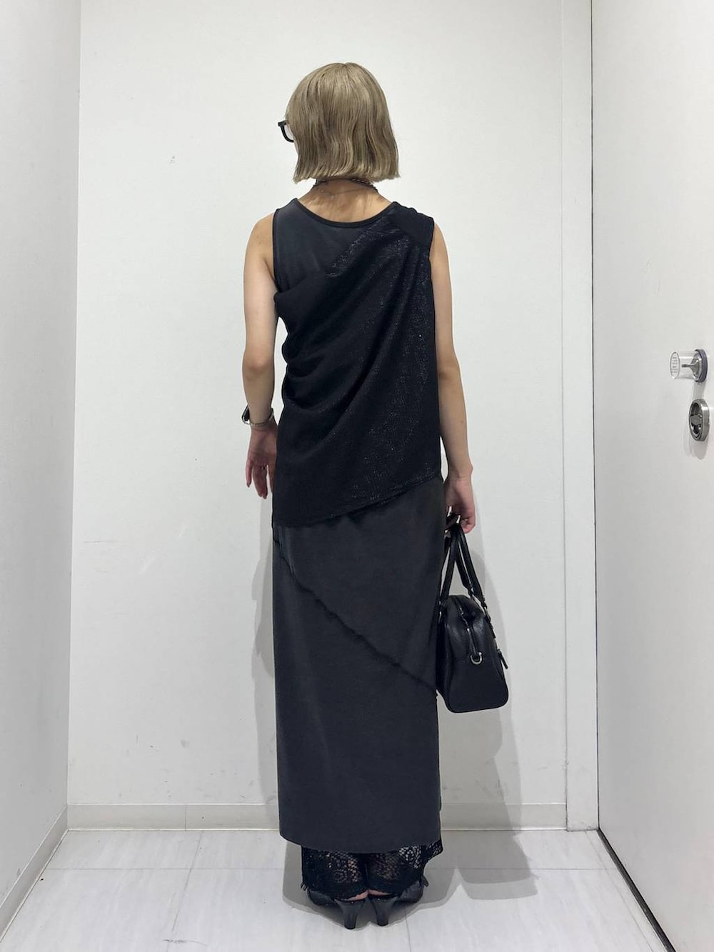 ブラック系のワンピース、ブラック系のサンダル、ブラック系のシャツ/ブラウスを着用したレディースの夏コーディネートの4枚目の写真