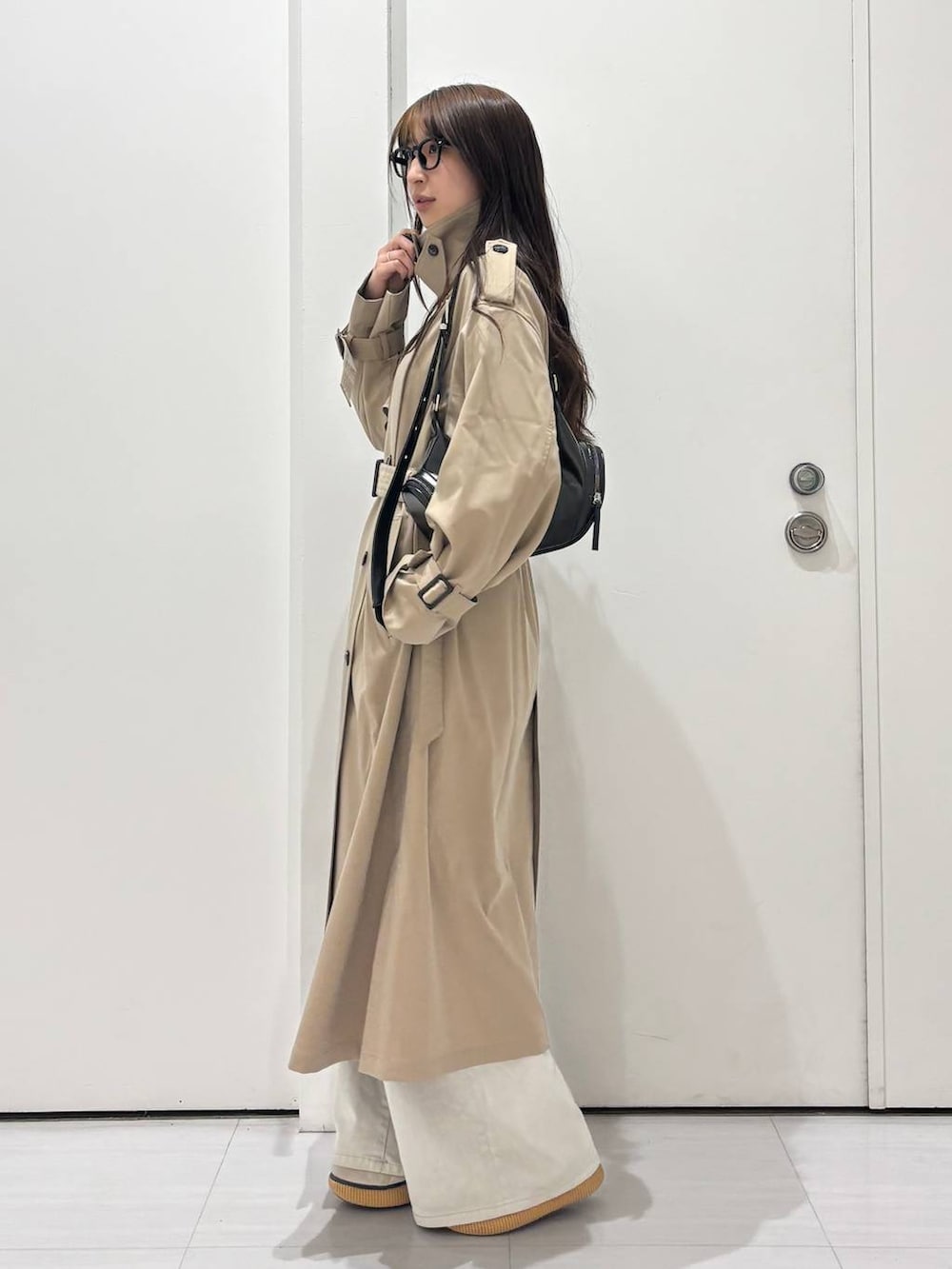 「高身長、トレンチコート、入学式・卒業式、春アウター、体型カバー、着痩せ・細見え、春コーデ、モード、ストリート、カジュアル、PAGEBOY、骨格ウェーブ_PAGEBOY、エレガント_PAGEBOY」｜「PAGEBOYのクラシックデニムパンツ（デニムパンツ、グレー系）」を使った、ロビンさん（レディース・169cm）の春コーディネートの2枚目の写真