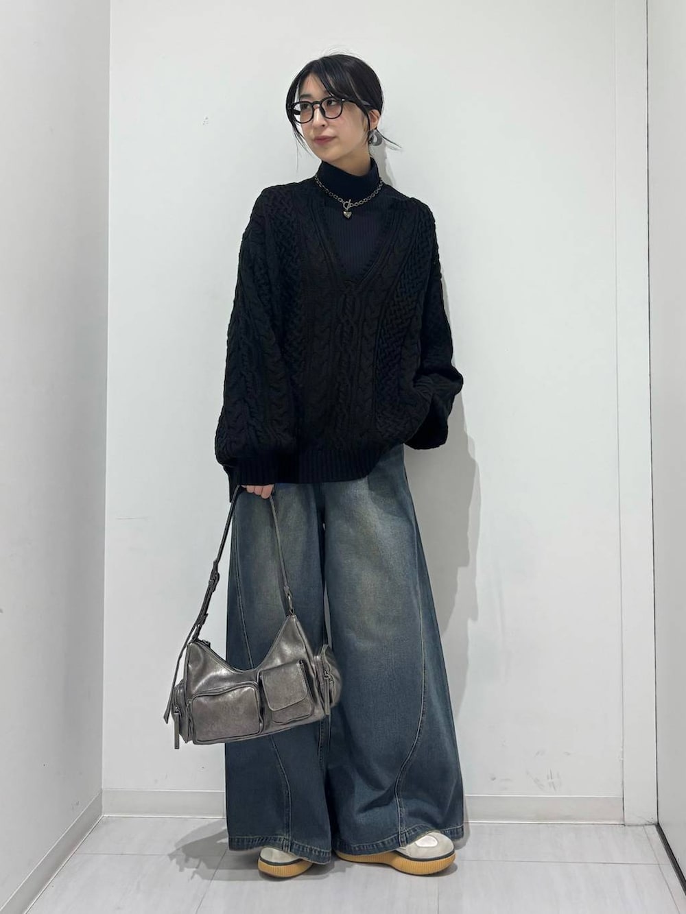 ブルー系のデニムパンツ、その他のショルダーバッグ、ブラック系のTシャツ/カットソーを着用したレディースの秋コーディネートの6枚目の写真