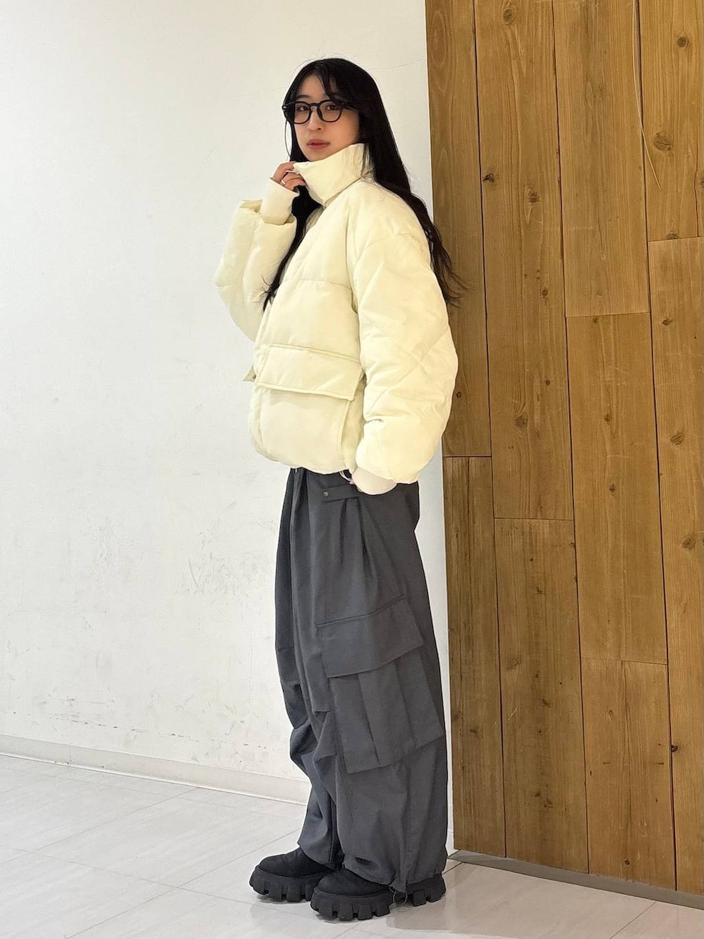 ホワイト系のブルゾン、グレー系のカーゴパンツを着用したレディースの冬コーディネートの3枚目の写真