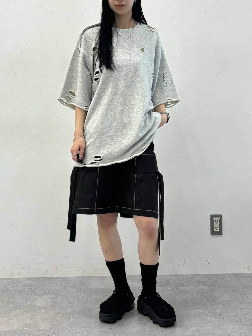 ブラック系のカーゴパンツ、グレー系のTシャツ/カットソーを着用したレディースの夏コーディネートの2枚目の写真