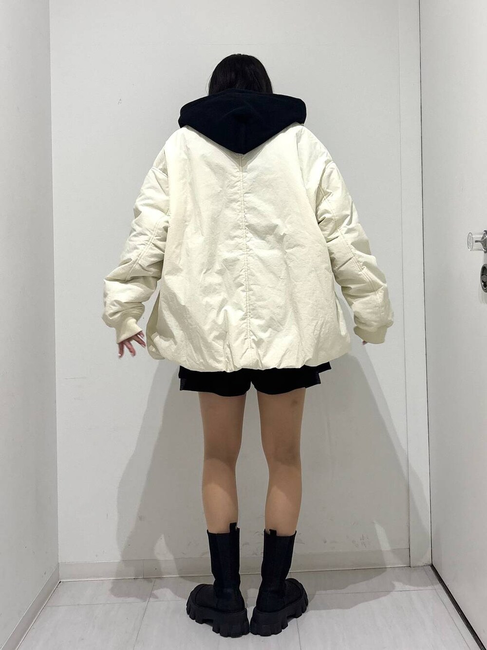 「冬アウター、高身長、体型カバー、着痩せ・細見え、春コーデ、モード、ストリート、カジュアル、PAGEBOY、骨格ウェーブ_PAGEBOY、エレガント_PAGEBOY、Anui、秋コーデ、冬コーデ、パーカー」｜「Anuiの【UNISEX/3サイズ展開】ボクシーロゴZIPパーカー2（パーカー、ブラック系）」を使った、ロビンさん（レディース・169cm）の冬コーディネートの5枚目の写真