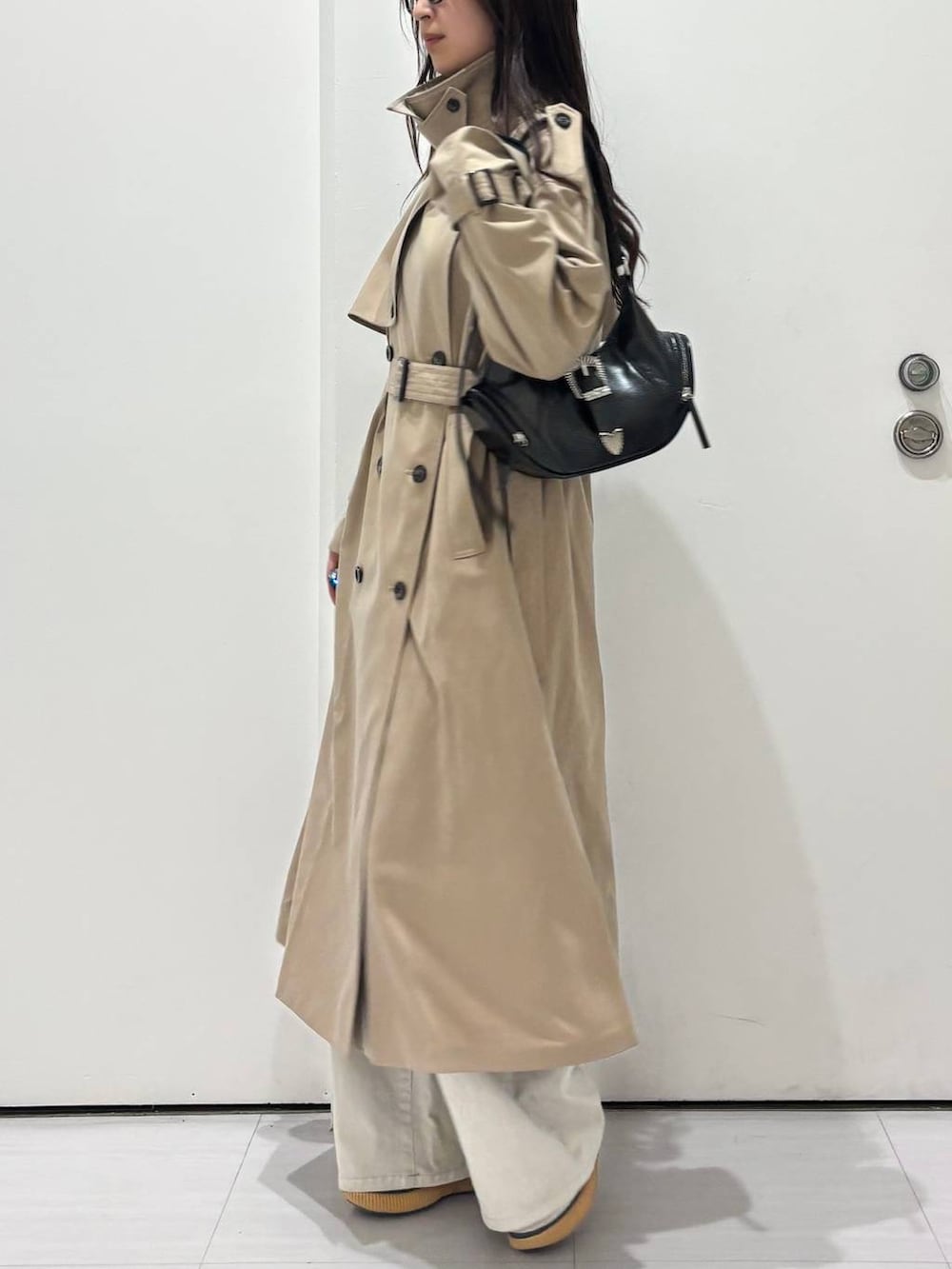 「高身長、トレンチコート、入学式・卒業式、春アウター、体型カバー、着痩せ・細見え、春コーデ、モード、ストリート、カジュアル、PAGEBOY、骨格ウェーブ_PAGEBOY、エレガント_PAGEBOY」｜「PAGEBOYのクラシックデニムパンツ（デニムパンツ、グレー系）」を使った、ロビンさん（レディース・169cm）の春コーディネートの4枚目の写真