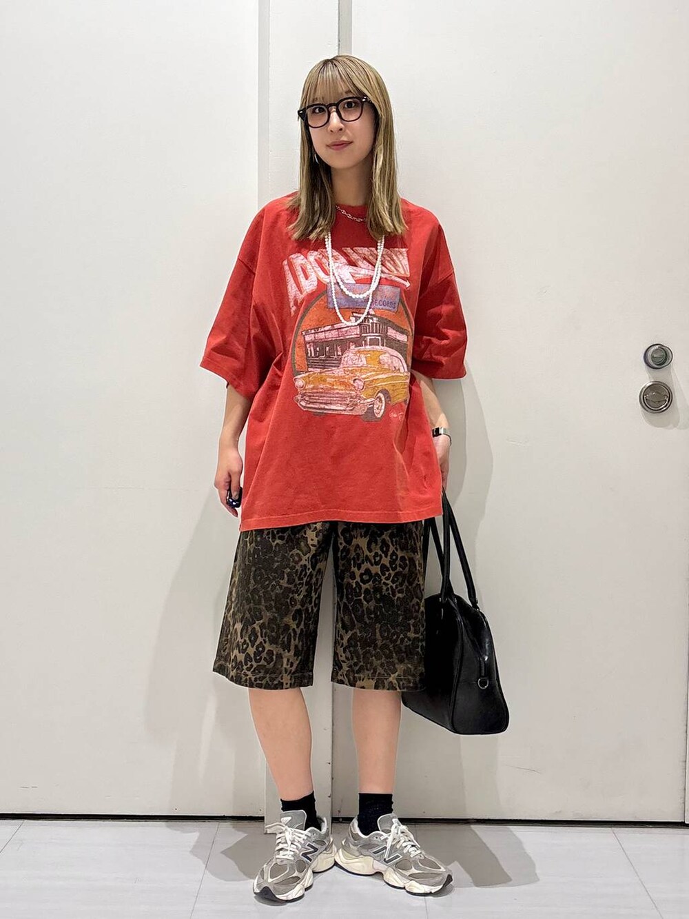 ブラック系のボストンバッグ、その他のその他パンツ、レッド系のTシャツ/カットソーを着用したレディースの夏コーディネートの5枚目の写真