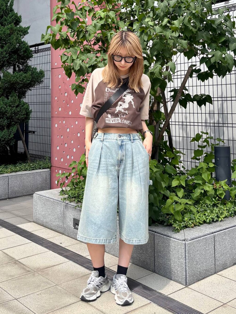 ブルー系のその他パンツ、グレー系のショルダーバッグ、ブラウン系のTシャツ/カットソーを着用したレディースの夏コーディネートの7枚目の写真