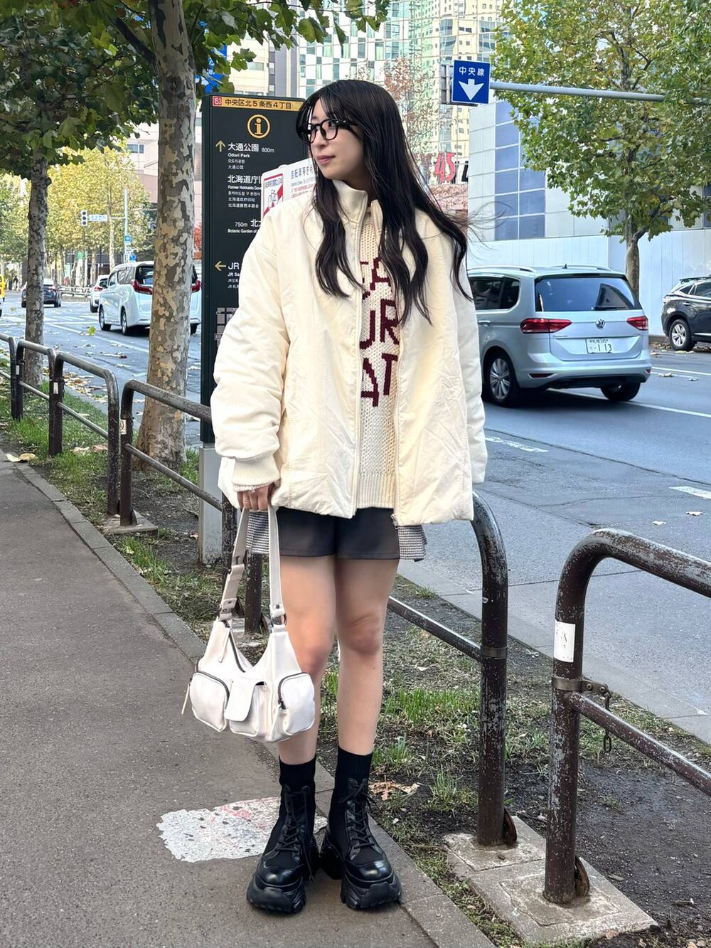 「高身長、体型カバー、着痩せ・細見え、モード、ストリート、カジュアル、PAGEBOY、PBLIM、骨格ウェーブ_PAGEBOY、エレガント_PAGEBOY、ニット、アウター、ブルゾン、冬コーデ、冬アウター」｜「PAGEBOYのレースアップソックスブーツ（ブーツ、ブラック系）」を使った、ロビンさん（レディース・169cm）の秋コーディネートの3枚目の写真