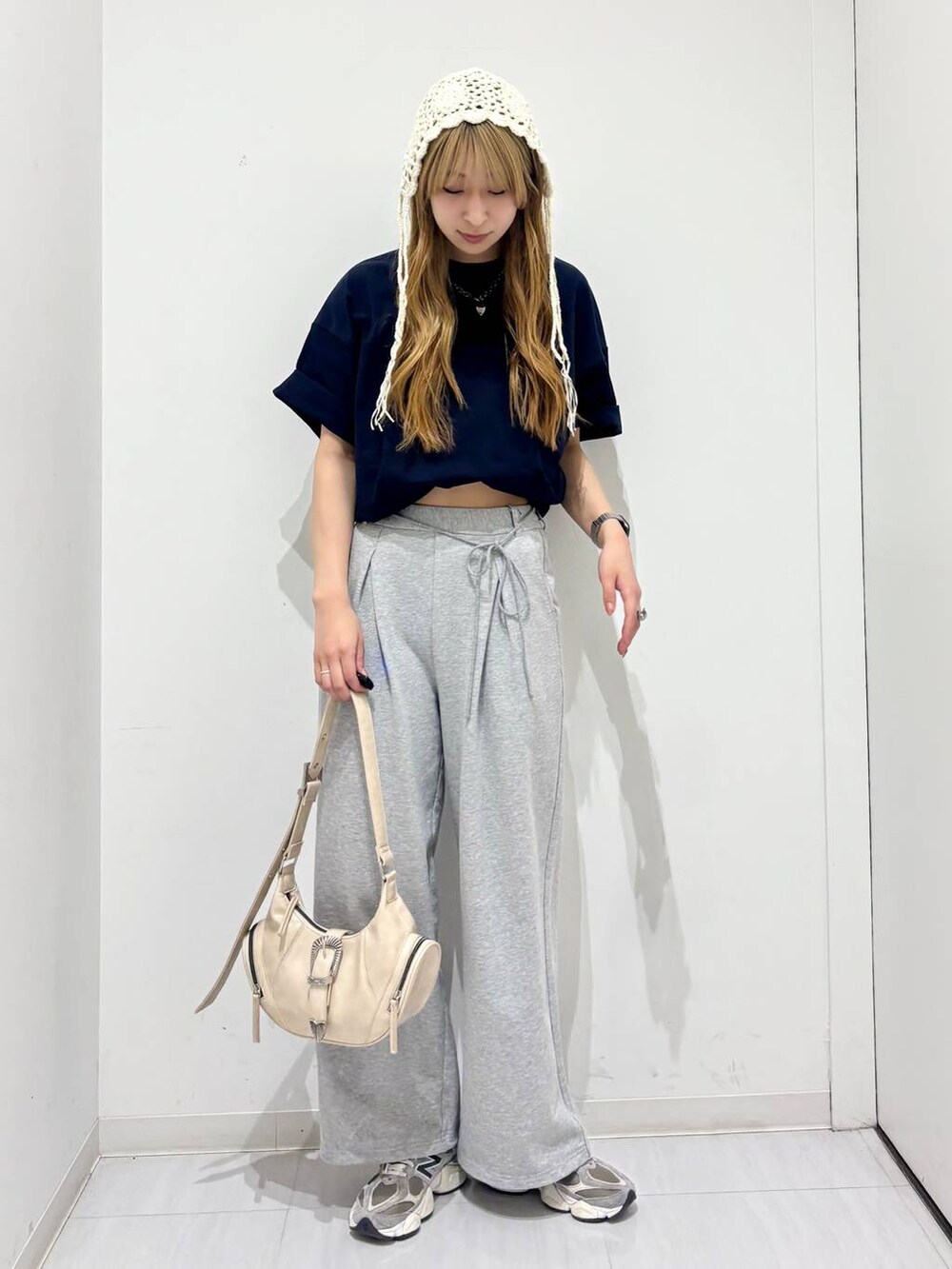 ホワイト系のショルダーバッグ、ブルー系のTシャツ/カットソー、グレー系のスウェットパンツを着用したレディースの春コーディネートの3枚目の写真