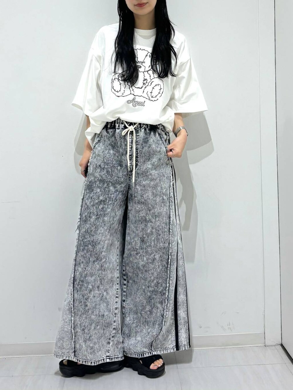 ホワイト系のTシャツ/カットソー、グレー系のデニムパンツ、ブラック系のキャップを着用したレディースの夏コーディネートの5枚目の写真