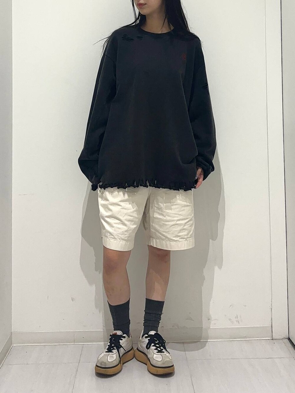 ブラック系のスウェットを着用したレディースの夏コーディネートの7枚目の写真
